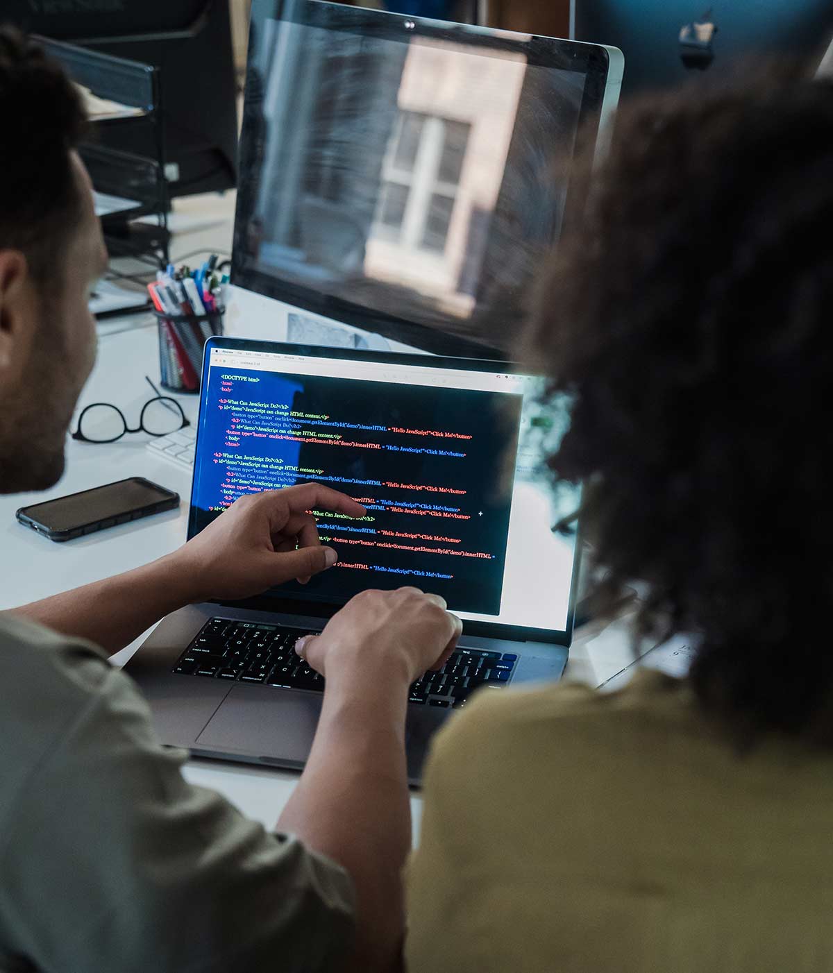 IT Service Person consulting on computer issues